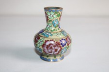 Vase miniature en émaux cloisonnés, décor fleurs, hauteur 7 cm