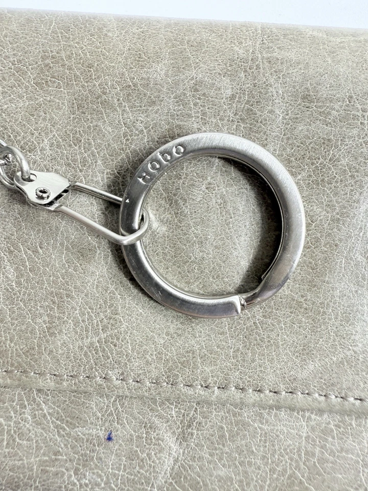Cartera grande Hobo International plateada envejecida con llavero magnético Foto 2 de 4