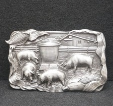 WA19102 NOS VINTAGE 1984 PIGS FEEDING ON THE FARM PEWTER BELT BUCKLE