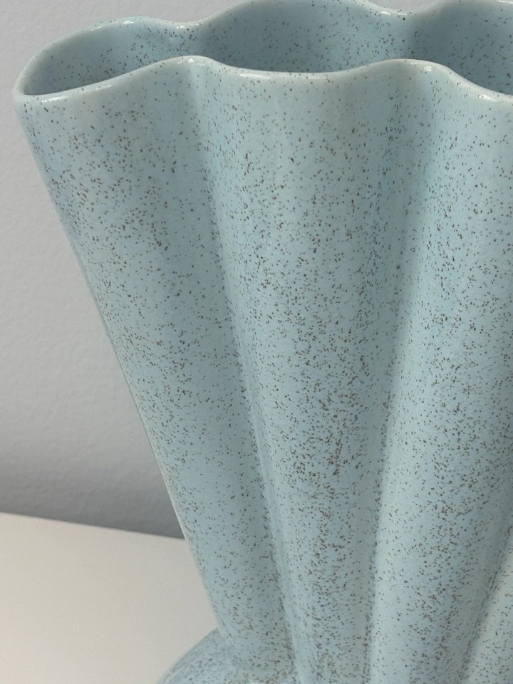 Vintage MCM Brush McCoy Large Gladiola Sea Foam  Blue Speckled Fan Art Deco Vase - Image 3 of 4