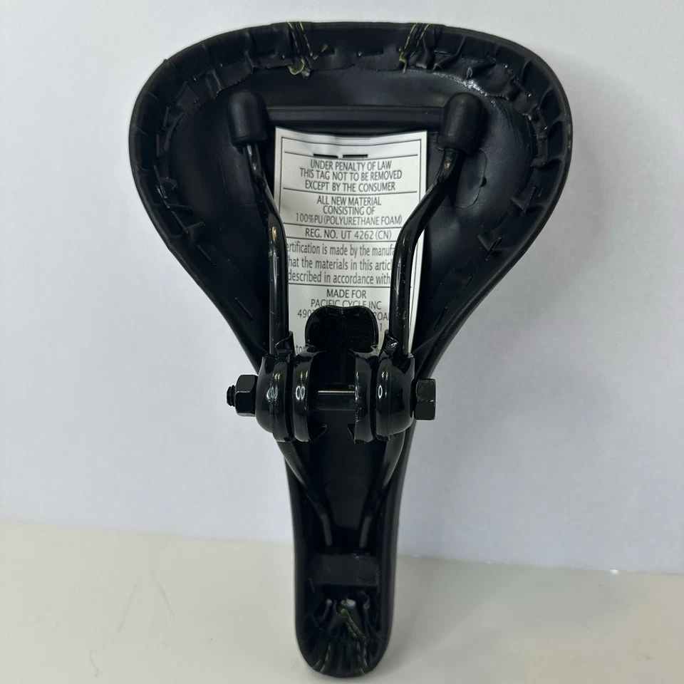 Asiento de bicicleta de montaña Mongoose Excursion cuero negro letras amarillas 10,75x6 pulgadas Foto 4 de 4