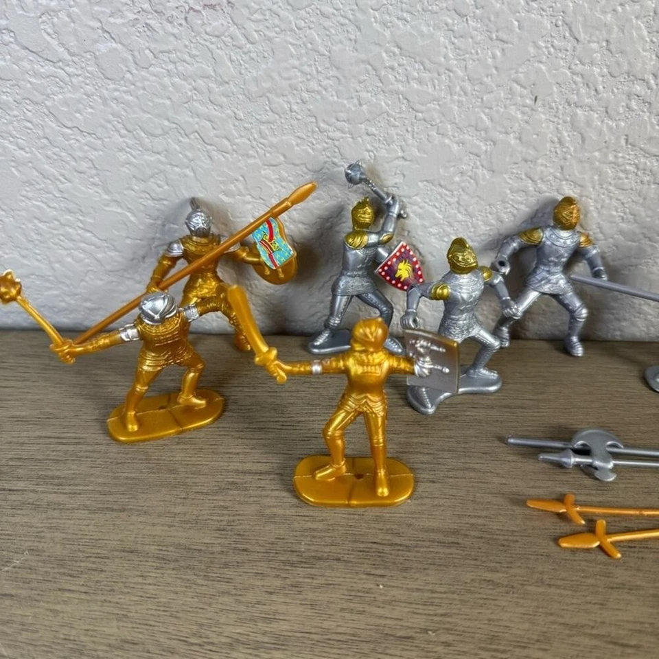 Juego de 11 figuras de acción de caballero soldado de oro y plata Foto 3 de 4