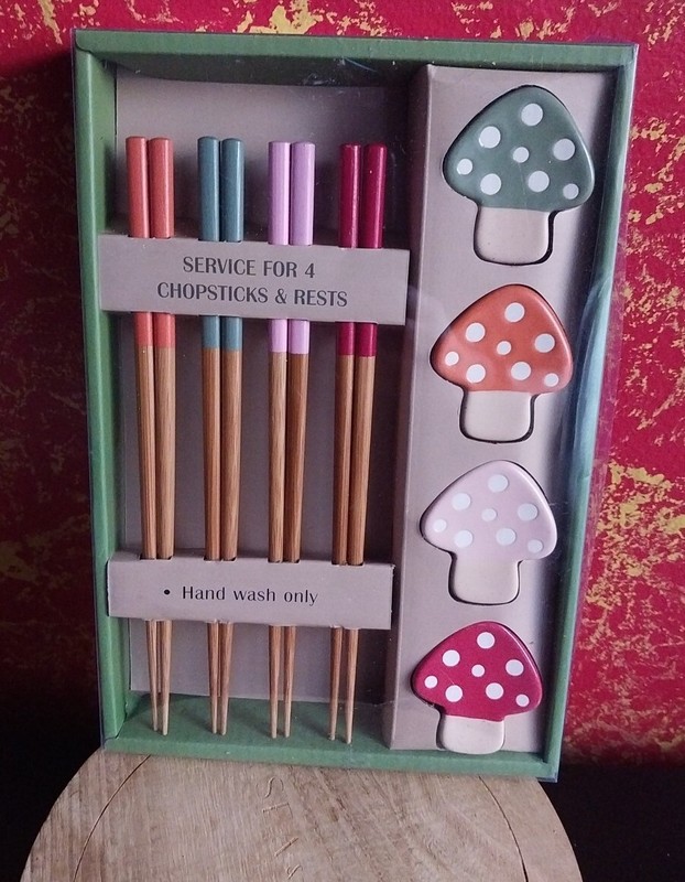 Party of 4 TABLETOPS UNLIMITED 12 pc Bamboo Chopsticks & Mushroom Ceramic Rests 
