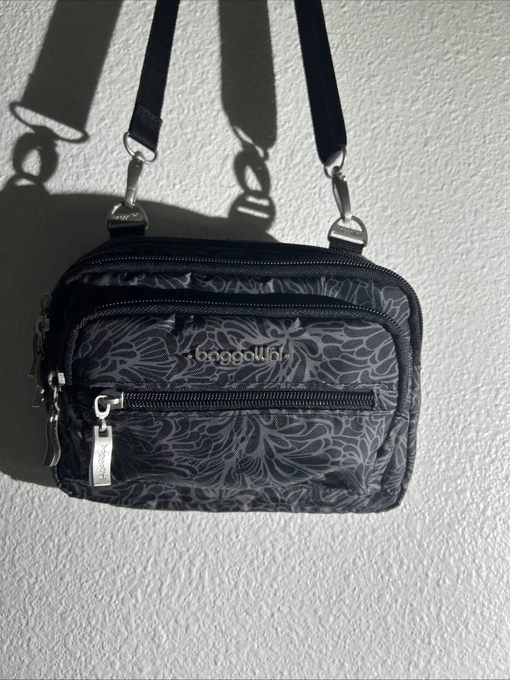 Bolsa de transporte Baggallini gris/negro/blanco Chevron nailon resistente al agua usada una vez Foto 4 de 4