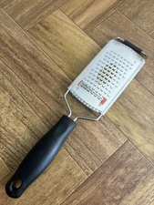 NWOT Cheese Grater 2 1/2 X 6” Handheld Grater Black Silver Kitchen Q5