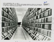 Archivo fotográfico de prensa 1992 bancos de cintas en la oficina de la Agencia Central de Inteligencia