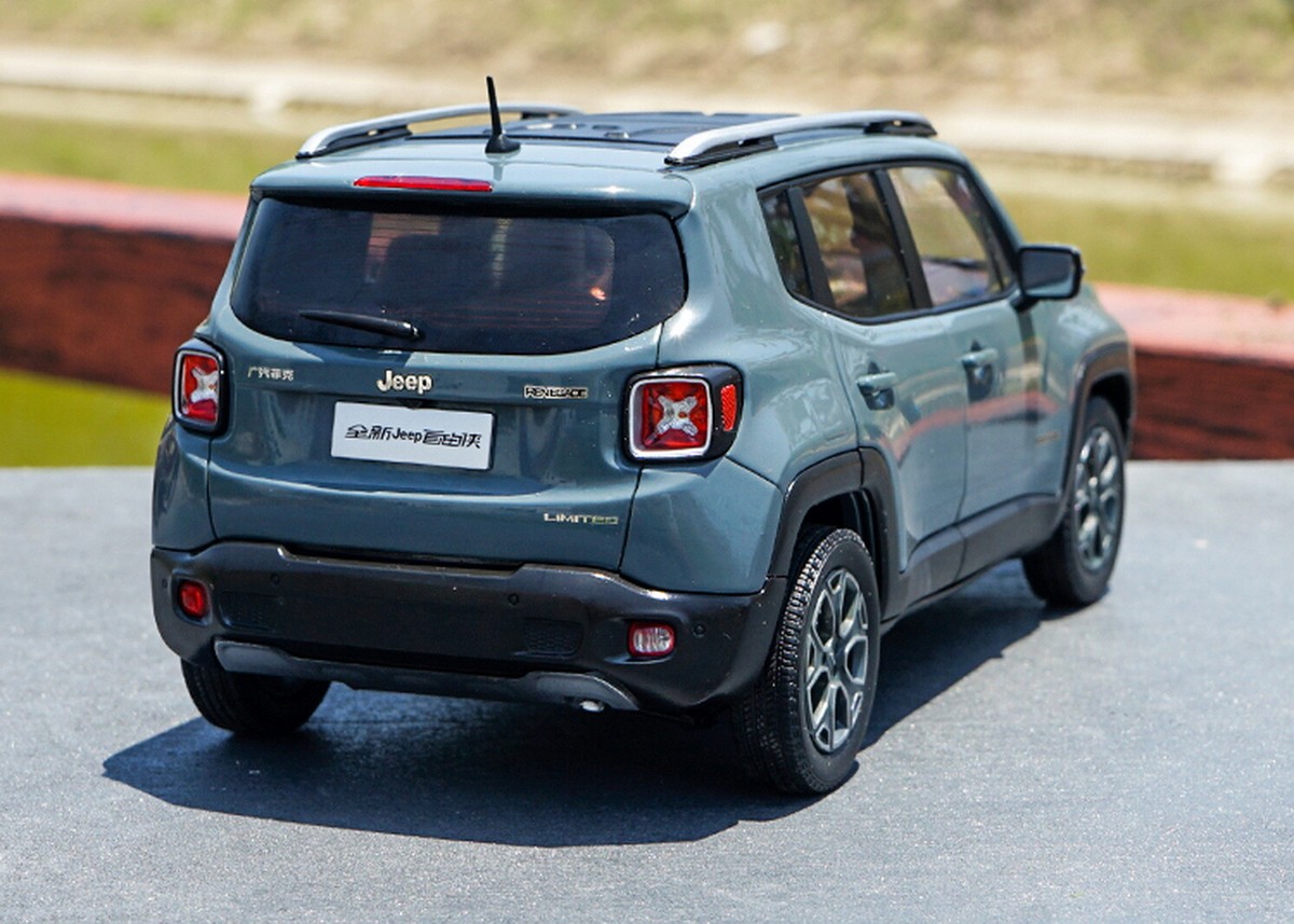 ミニカー 1/18 ジープ レネゲード Jeep Renegade グレー 1/18 Dealer Edition Jeep Renegade (Grey) Diecast Car Model