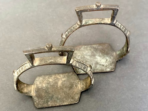 Vintage 17th C Pair of Safavid Warrior Bronze Equestrian Stirrups - Picture 2 of 5