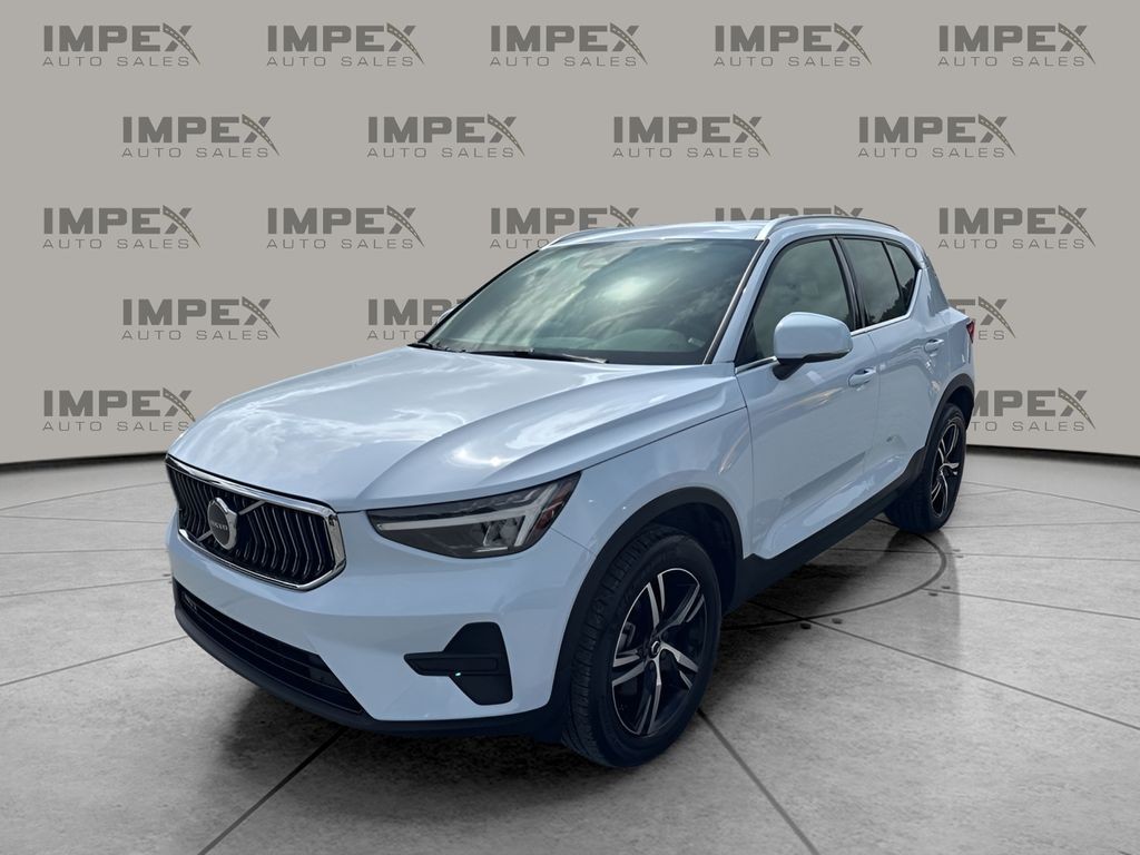 2025 Volvo XC40 B5 Core
