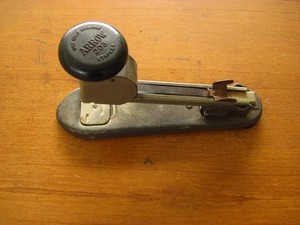VINTAGE ARROW STAPLER