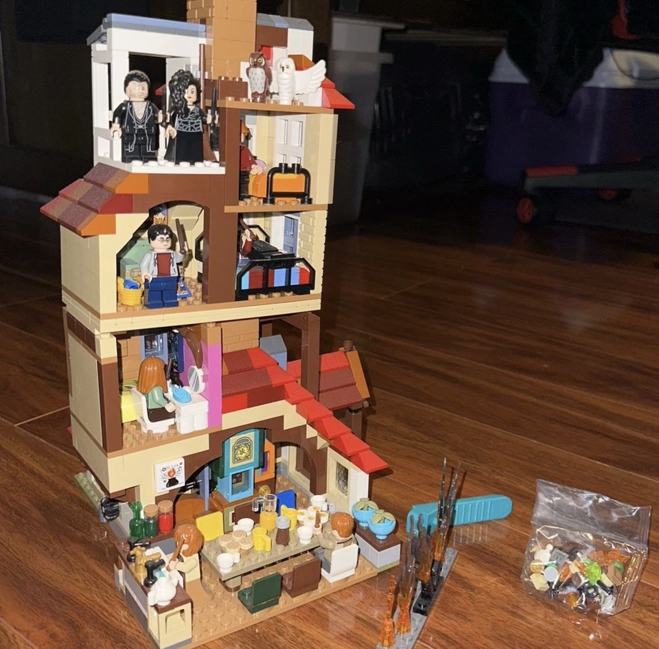 LEGO Harry Potter Attack on The Burrow 75980 Building Kit - Image 3 of 4