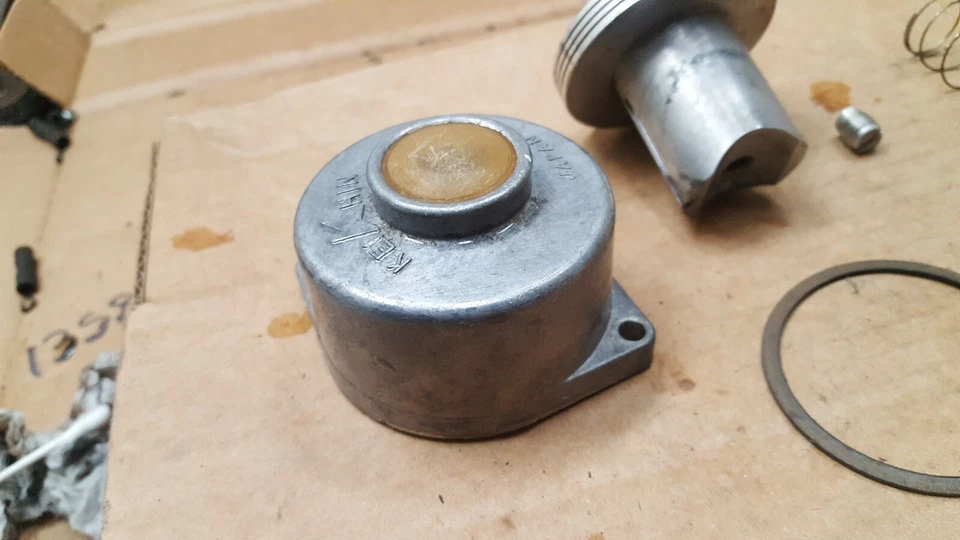 1970 1971 1972 Honda N600 Z600 carburetor slide spring top cover ASSY - Imagem 3 de 4