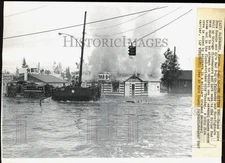 1967 Press Photo Fire destroys Bonnie and Al's Bar B-Q in Fairbanks, Alaska