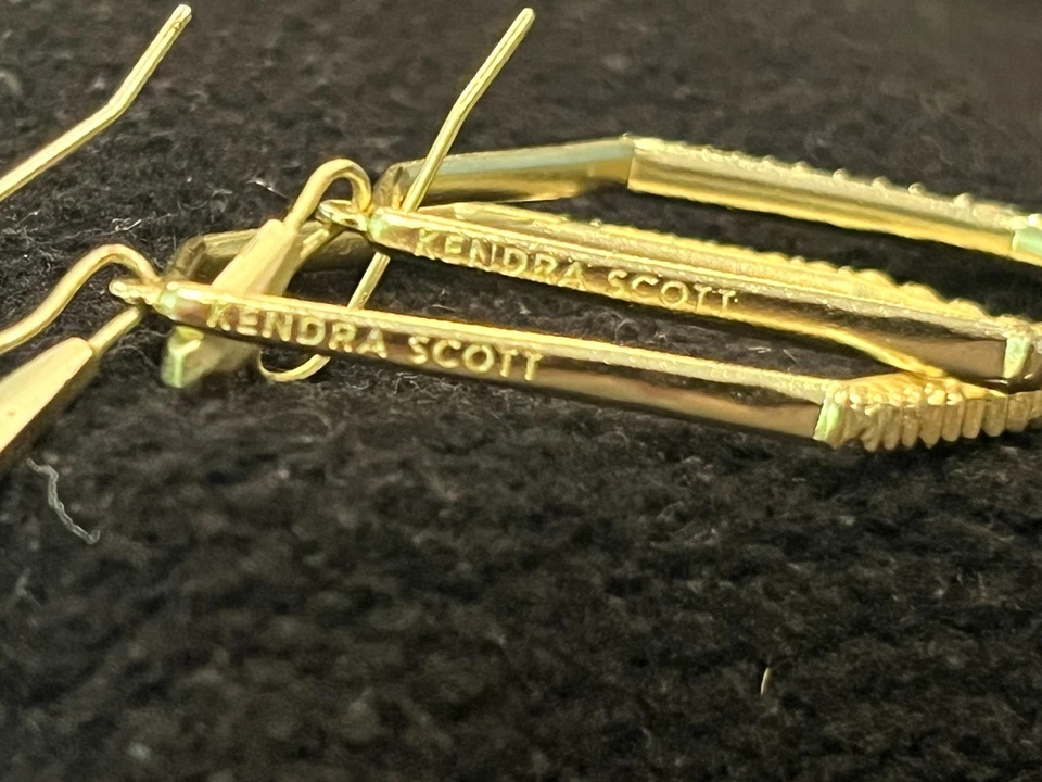 Pendientes colgantes Kendra Scott marco abierto Nell, aro alambre francés circonita cúbica tono oro amarillo Foto 2 de 4