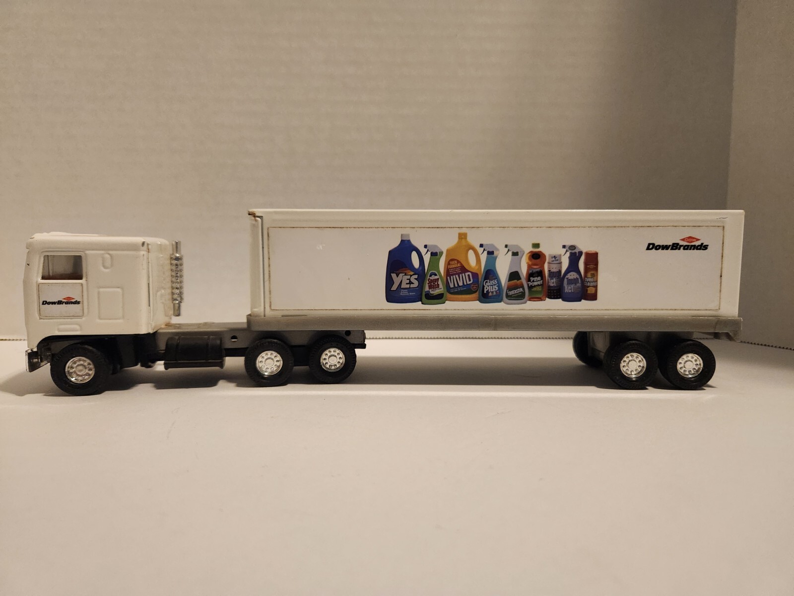 ERTL #9923 1:48 Kenworth K100 Dow Brands Semi Truck & Trailer