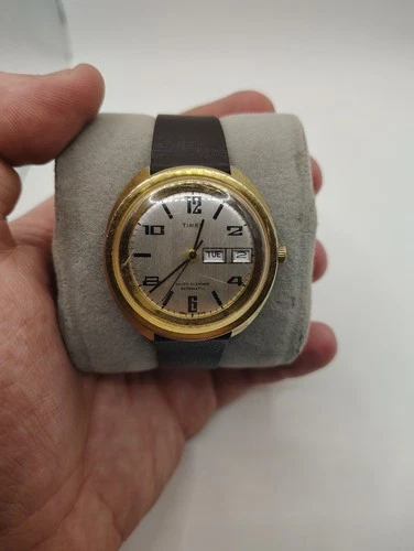 Vintage 1976 Timex Viscount  Automatic Watch Runs And Keeps Time.