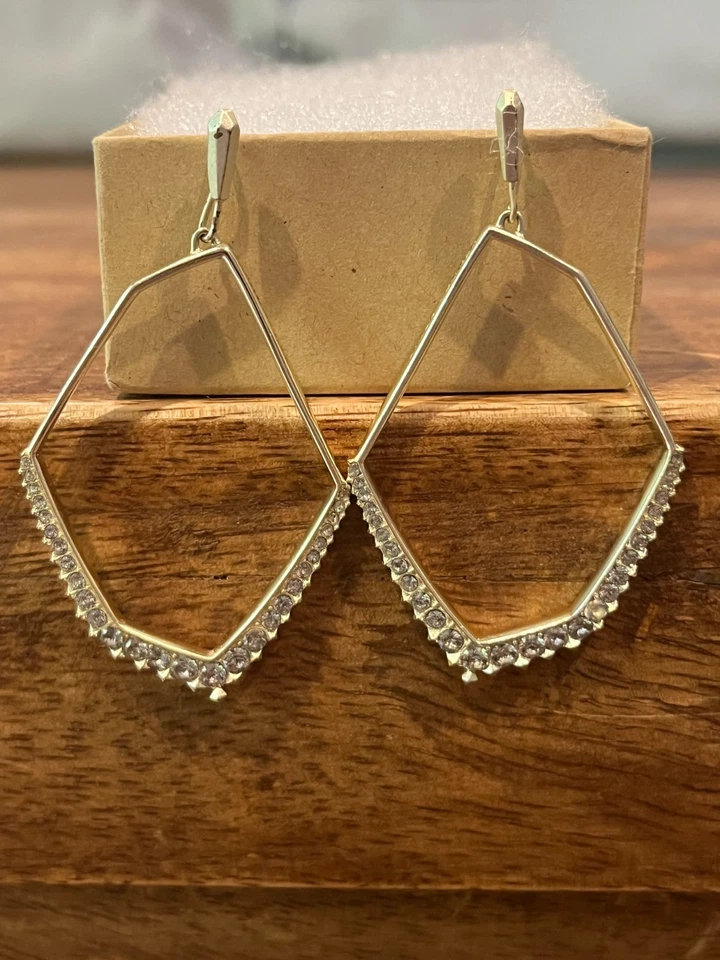 Pendientes colgantes Kendra Scott marco abierto Nell, aro alambre francés circonita cúbica tono oro amarillo Foto 3 de 4