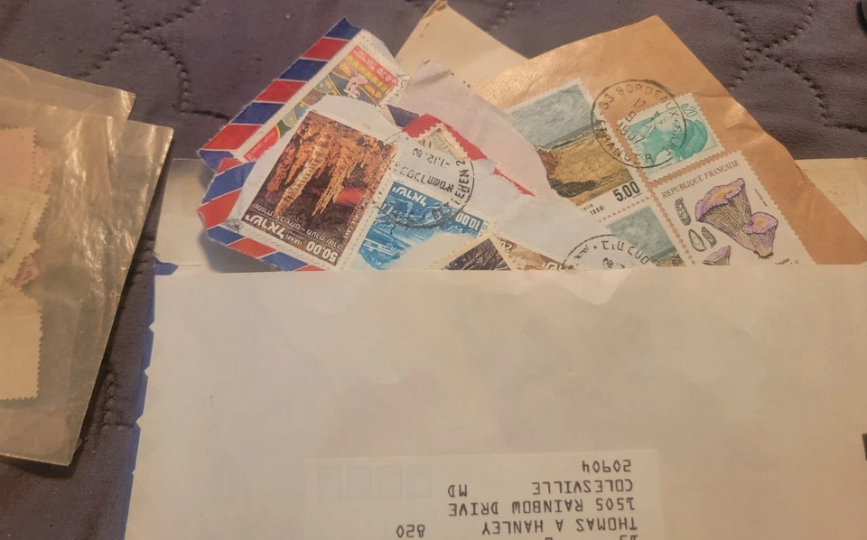 Vintage Stamps mixed variety World and US 1000's. Uncirculated Plus. Over 1000 - Image 2 of 4