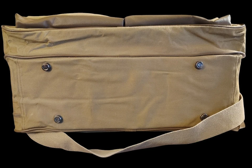 Bolso de fin de semana vintage de nailon caqui Calvin Klein años 90 (un tirón de cremallera dañado) Foto 4 de 4