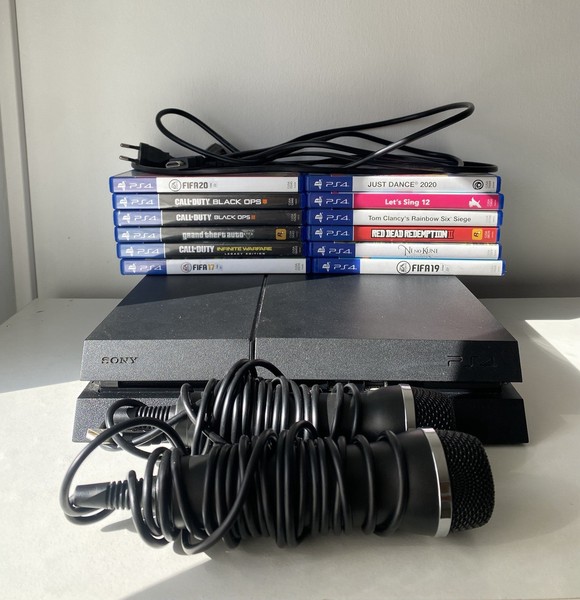 PS4 (lector roto) + 12 JUEGOS + ACCESORIOS