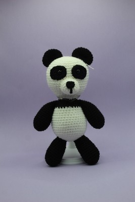 Handgefertigtes gehäkeltes Stofftier Panda. Ca 25cm groß. Ständer nicht dabei.