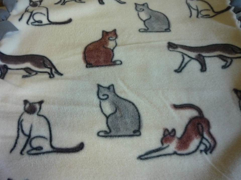 Manta de corbata de lana de peluche hecha a mano de varios gatos dibujados para una mascota pequeña Foto 2 de 3