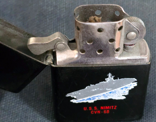 Accendino Zippo vintage anni 90 USN nave marina USS Nimitz (CVN-68) nero - Foto 7 di 7