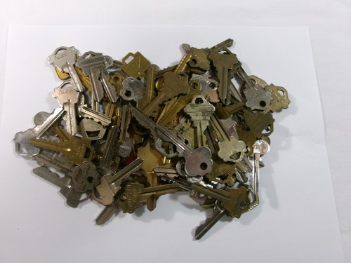 Lot of Misc Cut Keys 1.12 Lbs. HOUSE,CARS. Some old Art Craft..