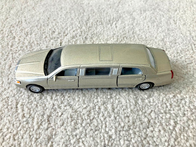 Kinsfun KT 5101 1999 LINCOLN TOWN CAR STRETCH LIMO champagner 12,5cm 1:52 1:64