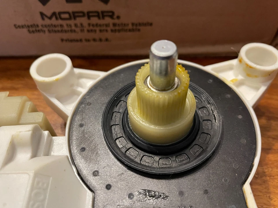 Chrysler Voyager RT 08- NEW GENUINE left front window motor 68030657AA 8C10 - Image 2 of 4