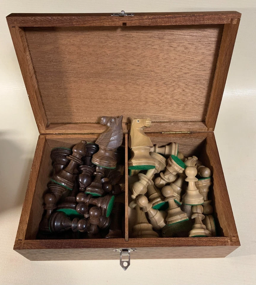 Juego de ajedrez de madera francés Lardy vintage piezas ojo de vidrio caballeros - COMO NUEVO C1 Foto 3 de 4