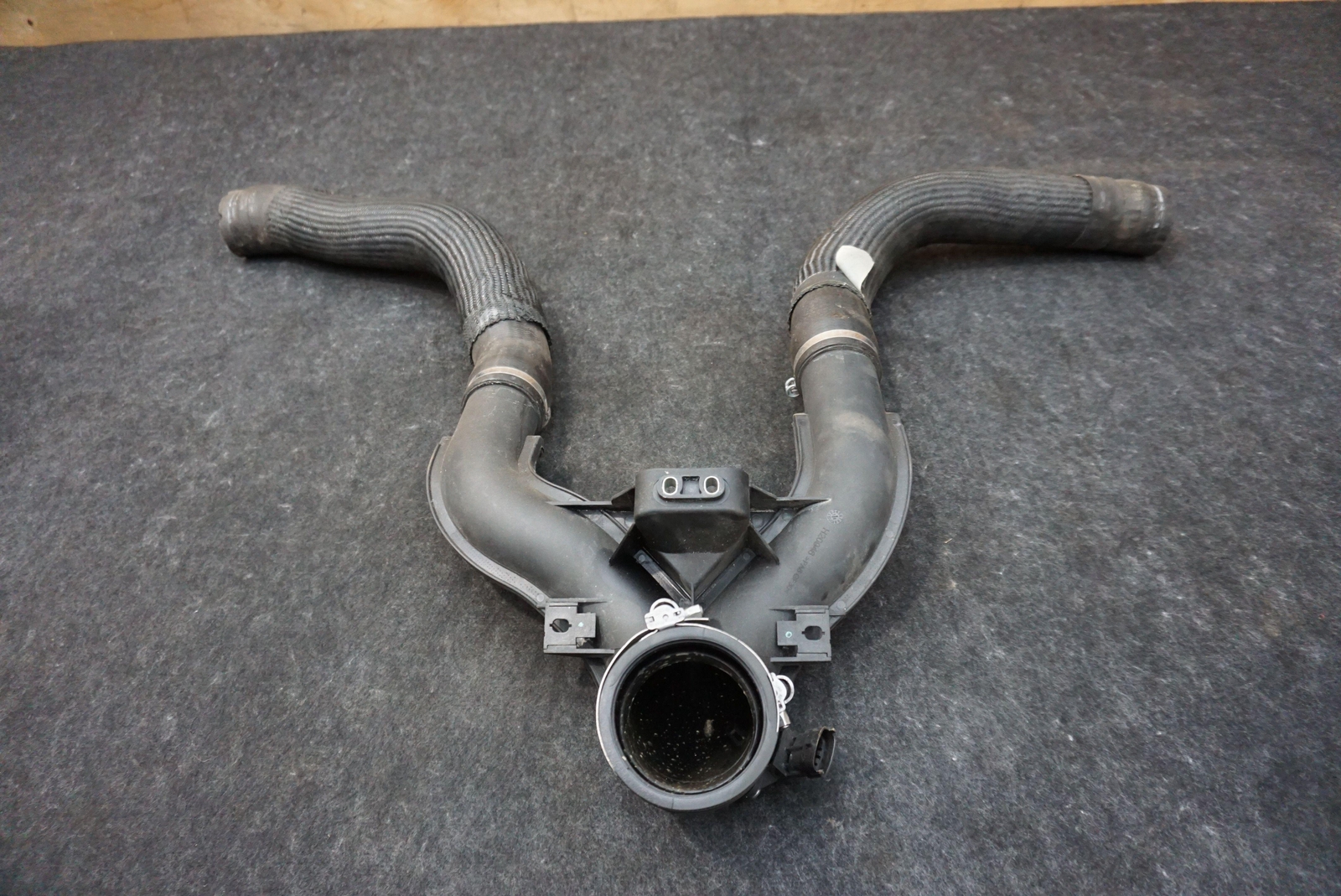 Air Intake Center Hose Cross Pipe Assembly 670001350 Maserati Ghibli M157 14-17+