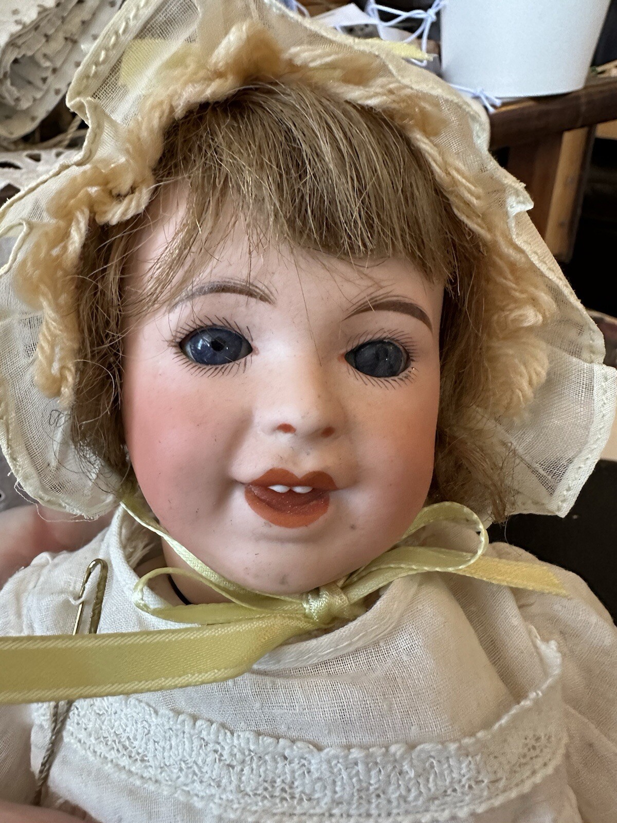 Bébé caractère tête porcelaine SFBJ 236 gravé SFBJ 236 Paris