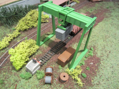 SP1050 Kran mit Containern und Kabeltrommeln Spur N