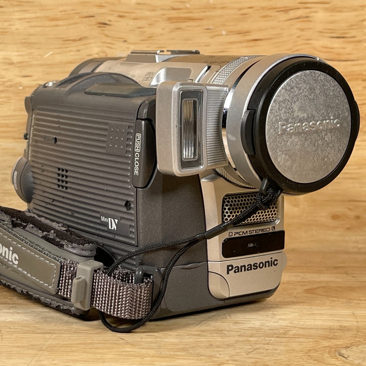 Panasonic PV-DC352D Palmcorder Mini DV Leica Dicomar 700x Digital