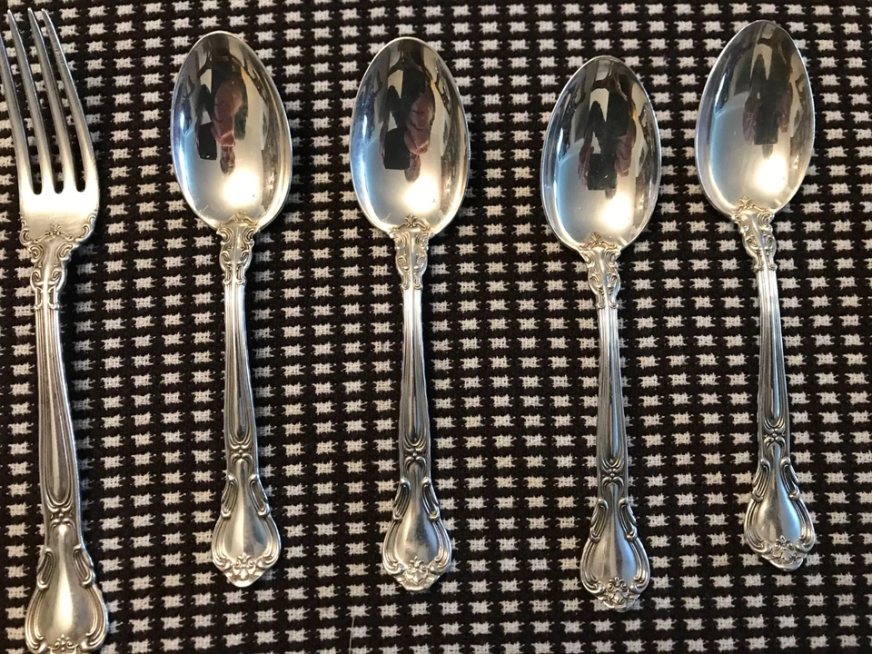 Cuatro, 5 piezas Gorham Chantilly ajustes de cena de plata esterlina, 21 piezas en excelente estado usado Foto 3 de 4