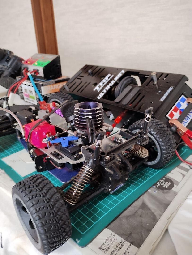 Kyosho 2-Speed RC Car with Engine Working Body and Accessories