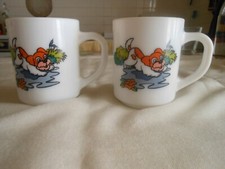 2 mugs Arcopal motif chiens vintage