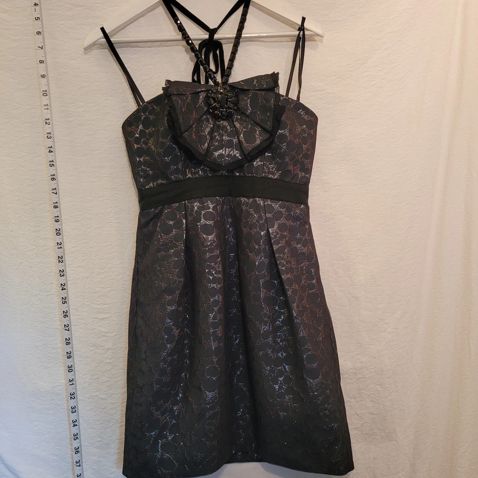 Vestido de Coquetel BCBG Maxazria Feminino Tamanho 2 Tinta/Preto Jacquard Frisado Halter - Imagem 3 de 4