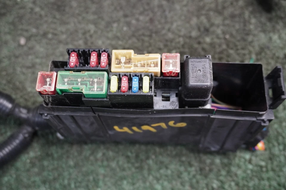 2011 NISSAN JUKE 1.6L ENGINE FUSE BOX JUNCTION RELAY OEM 24382 EG002 - Image 3 of 4