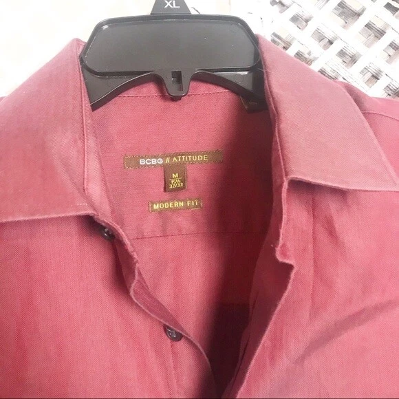 Camisa de vestir BCBG Attitude para hombre con botones roja con silueta negra talla M Foto 2 de 4