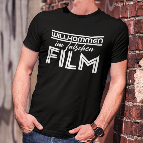 Willkommen im falschen Film Lustig Comedy Kino Corona Sprüche Spaß Fun T-Shirt - Picture 1 of 11