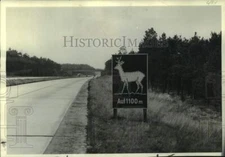 1943 Press Photo Deer crossing sign on autobahn near Berlin, Germany.