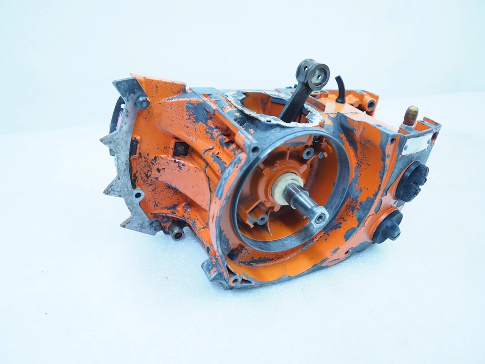 COPPIA CARTER SERBATOIO ALBERO MOTORE MOTOSEGA HUSQVARNA L 65 - L 77 - L65 - Immagine 3 di 4