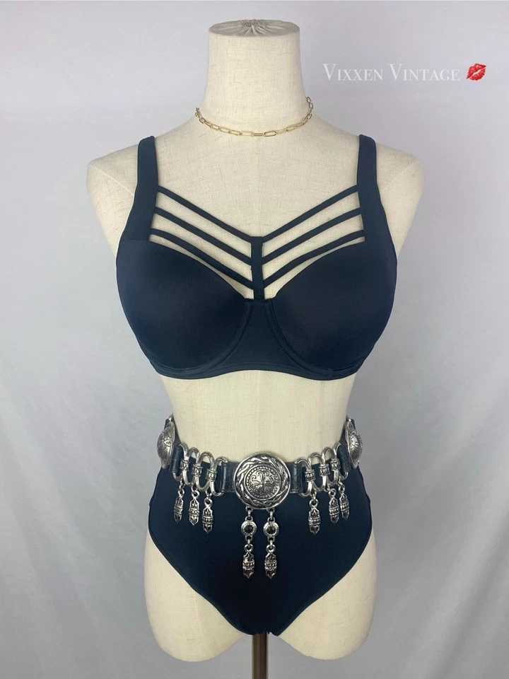 JUEGO DE SUJETADOR Y TANGA 'LEAD STRINGS PLUNGE BALCONY' SIN VESTIR POR MARLIES DEKKERS Foto 2 de 4