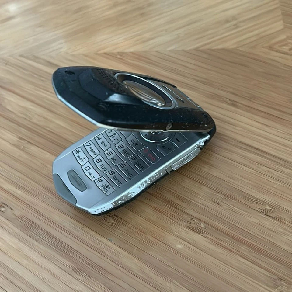 Teléfono abatible Casio Gz'One Boulder C711 - negro y plateado (Verizon) muy raro Foto 3 de 3