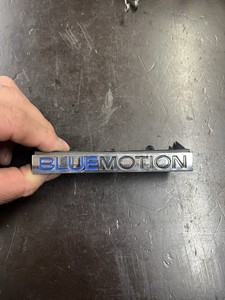 VW Original BLUE MOTION Vorne Kühlergrill Emblem Schriftzug Chrom 1T0853948A