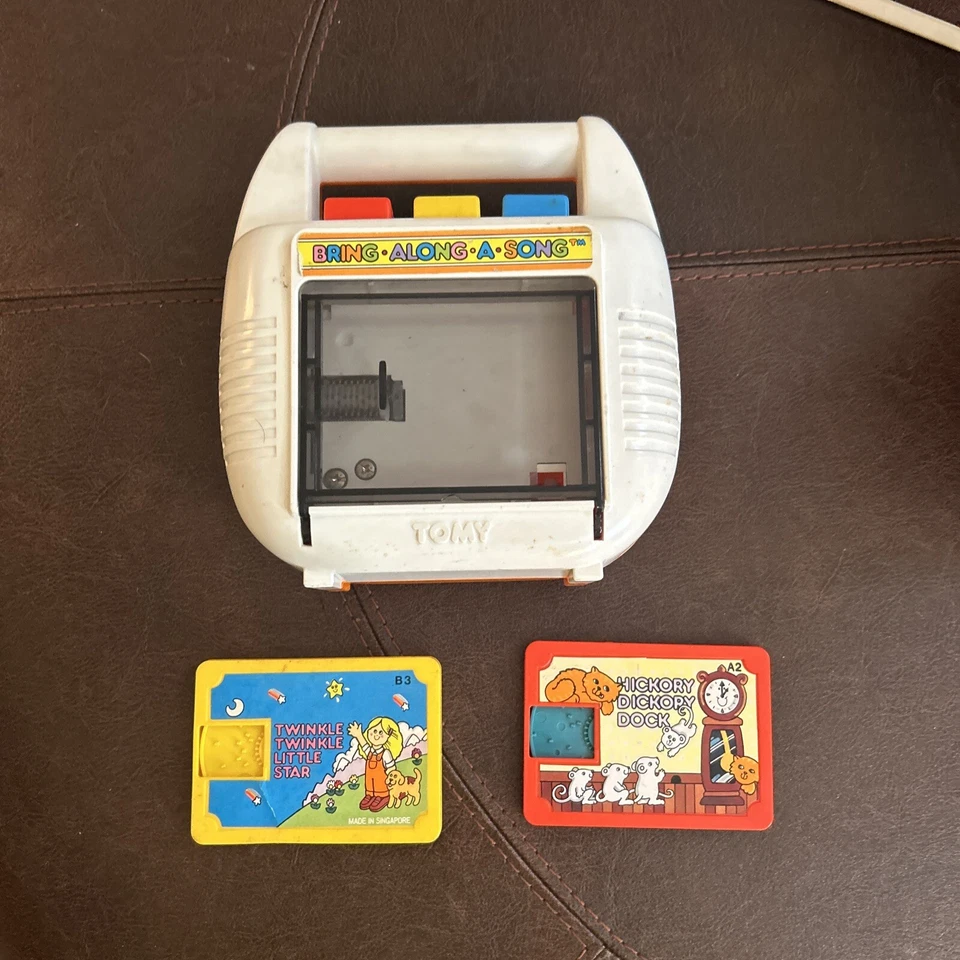 Vintage WORKING Tomy Bring Along A Song Cassette Music Box Player w 2 cassettes - Image 2 of 4