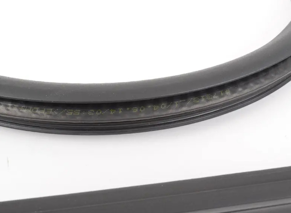 NEW OEM MINI CLUBMAN R55 FRONT LEFT DOOR SEAL 7167217 51767167217  