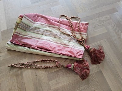Edler Stoff (Seide) mit Quasten für Kissen oder Gardine